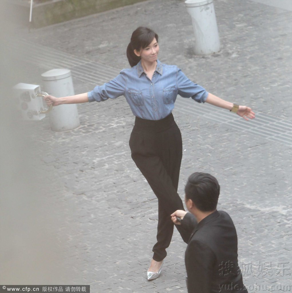 林志玲拍广告跳芭蕾 调皮翘脚插袋摆酷pose66