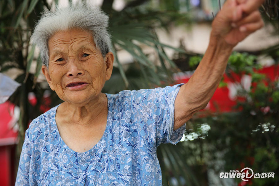 90岁老奶奶天天出摊卖莲蓬 挣钱贴补三个儿子