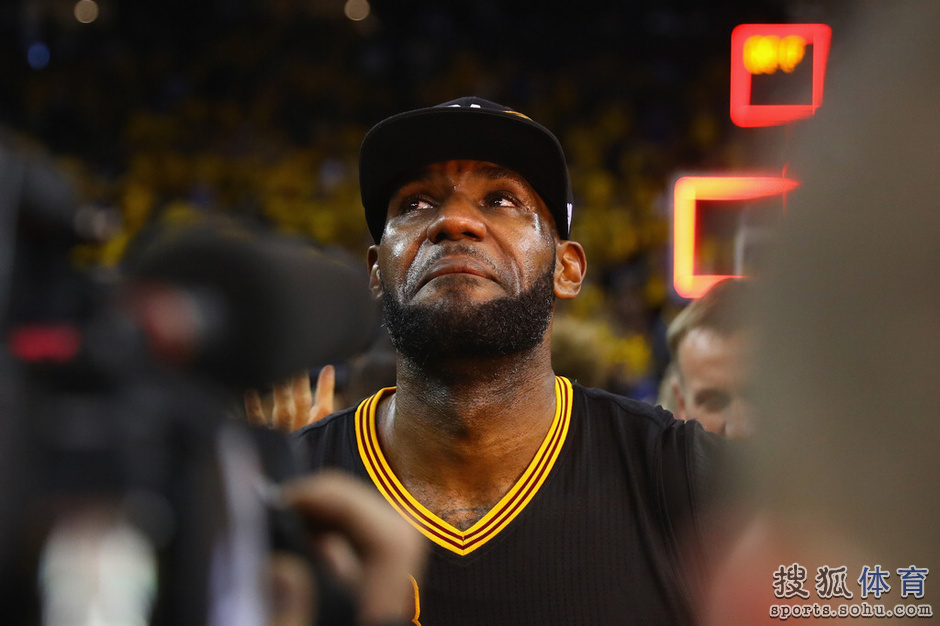 高清图:詹皇尽情释放大哭 拥抱队友乐福成泪人