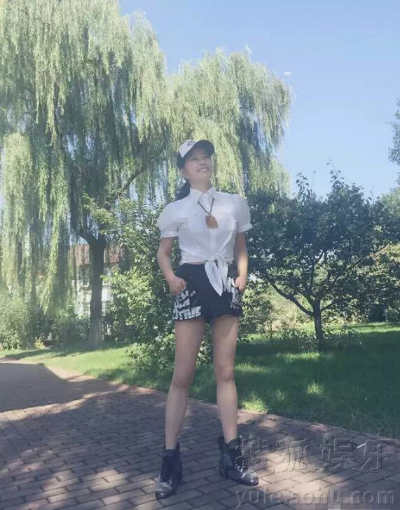 刘晓庆白<em>衬衫</em>傲然挺胸 <em>超短裤</em>秀<em>美腿</em> - 粉丝网
