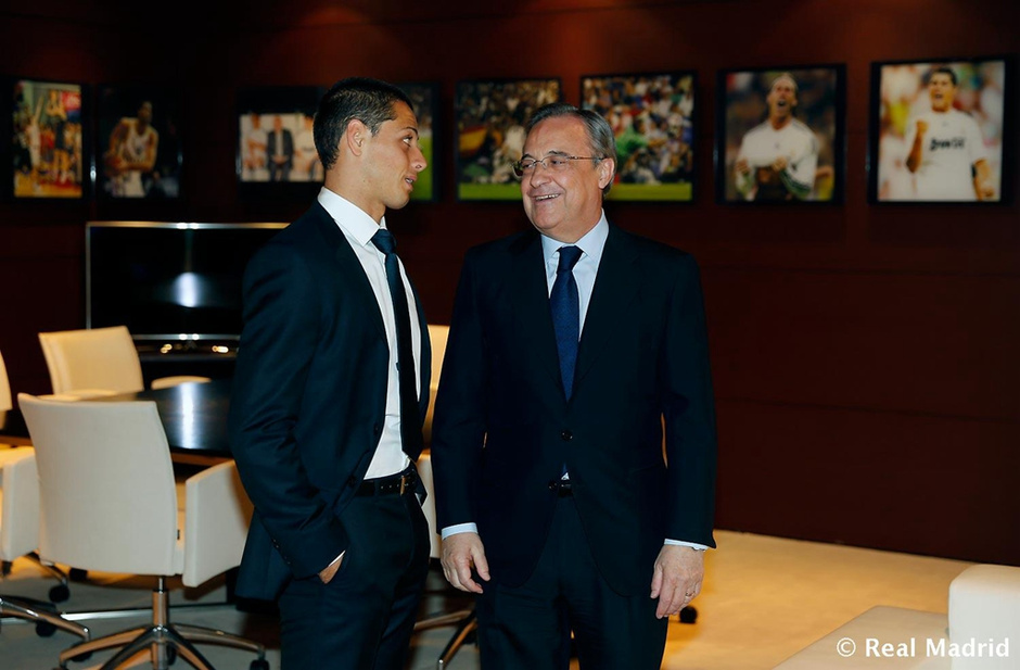 高清图:小豌豆参观皇马荣誉室 执14号战袍合影