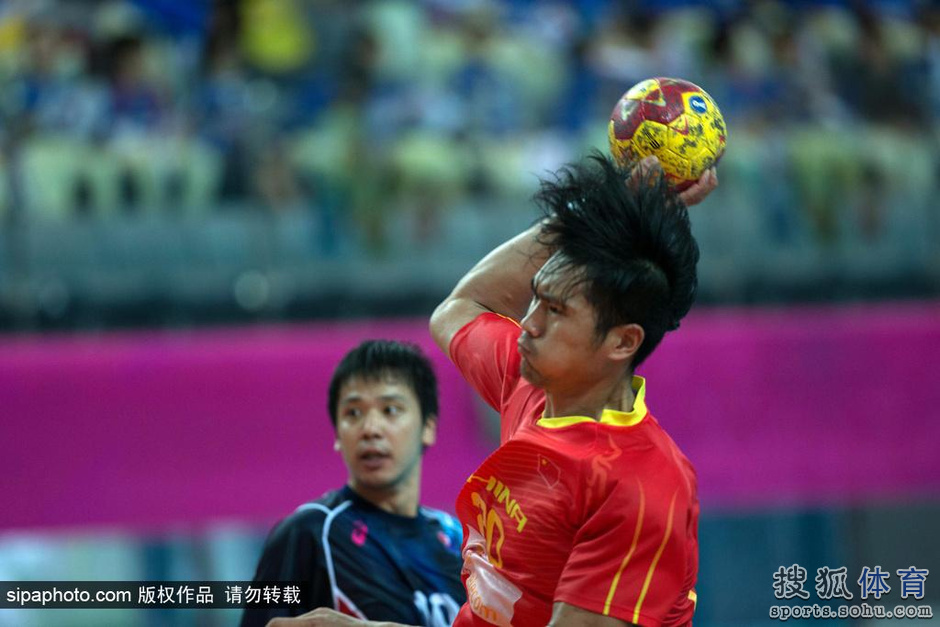 高清:男子手球复赛 中国队31-32日本一分惜败