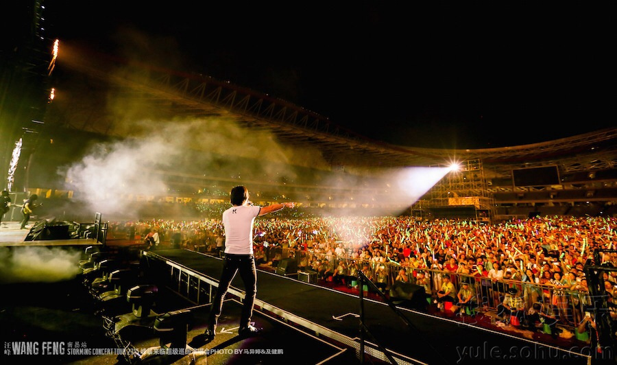 汪峰南昌演唱会祈福天津 数万歌迷现场默哀