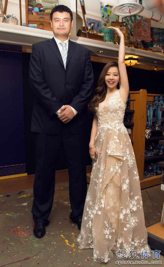 姚明一家游迪斯尼 女儿姚沁蕾身高惊人