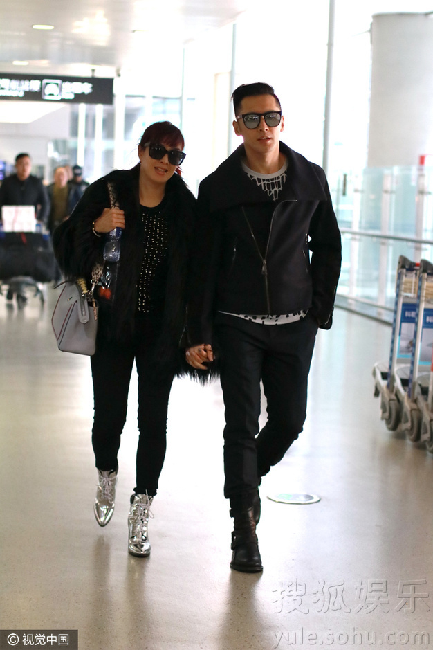 钟丽缇全黑look帅呆了 与张伦硕十指紧扣狂虐狗