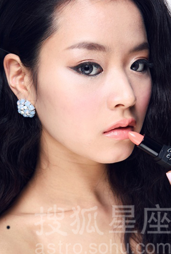 ... 左边有痣的女人女人山根左边有痣女人左边额头有痣