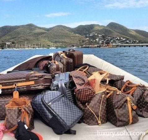 沙特王子蝉联阿拉伯富豪榜首 美女豪车枪支成