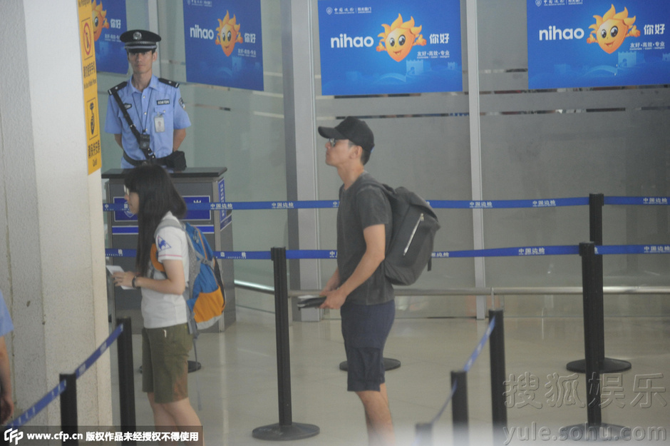 赵又廷探班老婆高圆圆 与粉丝边走边聊无架子