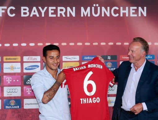 组图:拜仁新帝星高举6号战袍 瓜帅萨默尔齐盛