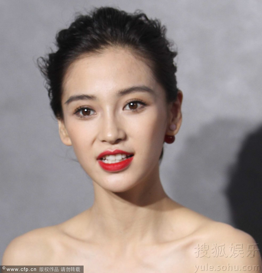 Angelababy着撞色抹胸花裙现身 大红唇抢镜十