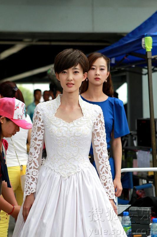 王丽坤剧中穿婚纱情敌欲跳河 否认整容说法