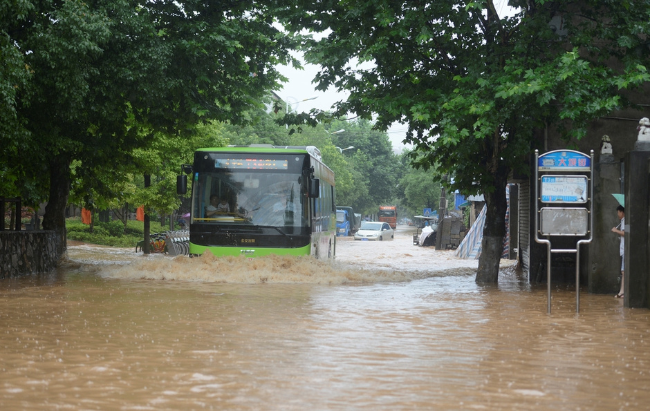 湖南株洲特大暴雨 城市内涝多辆车被淹85315