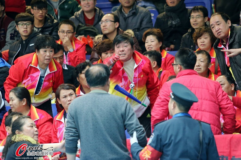 天津女排球迷与保安冲突 陈丽怡摆网上长城(图