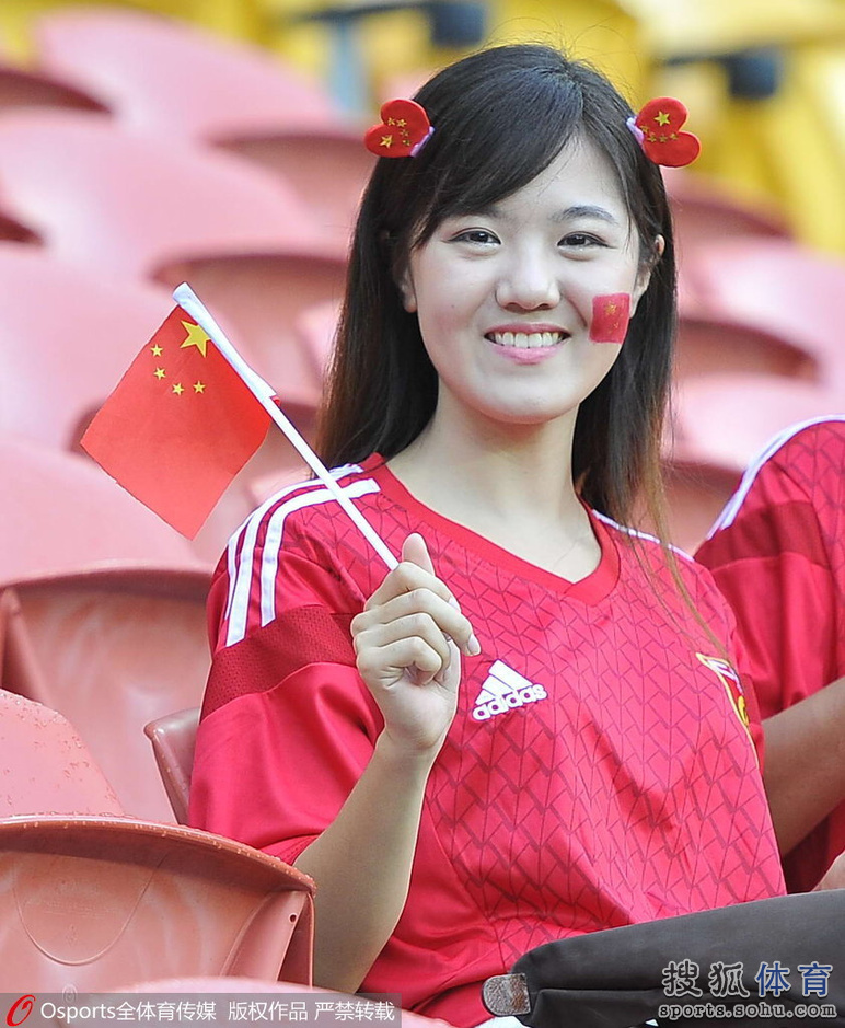 <em>亚洲</em>杯14日<em>美女</em>汇总:清纯妹惊为天人 胸<em>插</em>国旗