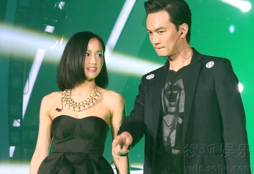 李泉黄龄情侣鞋亮相 杨宗纬被侃是"小三"