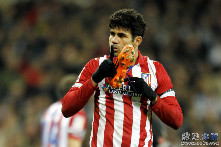 高清:新C罗深情亲吻队徽 皇马铁闸挑衅做鬼脸