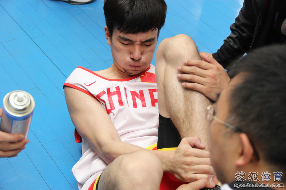 高清:周琦参与合练上演暴扣 曹飞扭伤痛苦倒地6573852-体育图片库-大视野-搜狐
