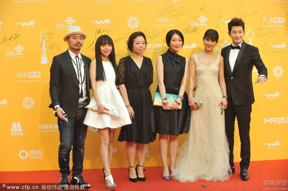 北京电影节开幕式红毯 《香气》剧组玩自拍64
