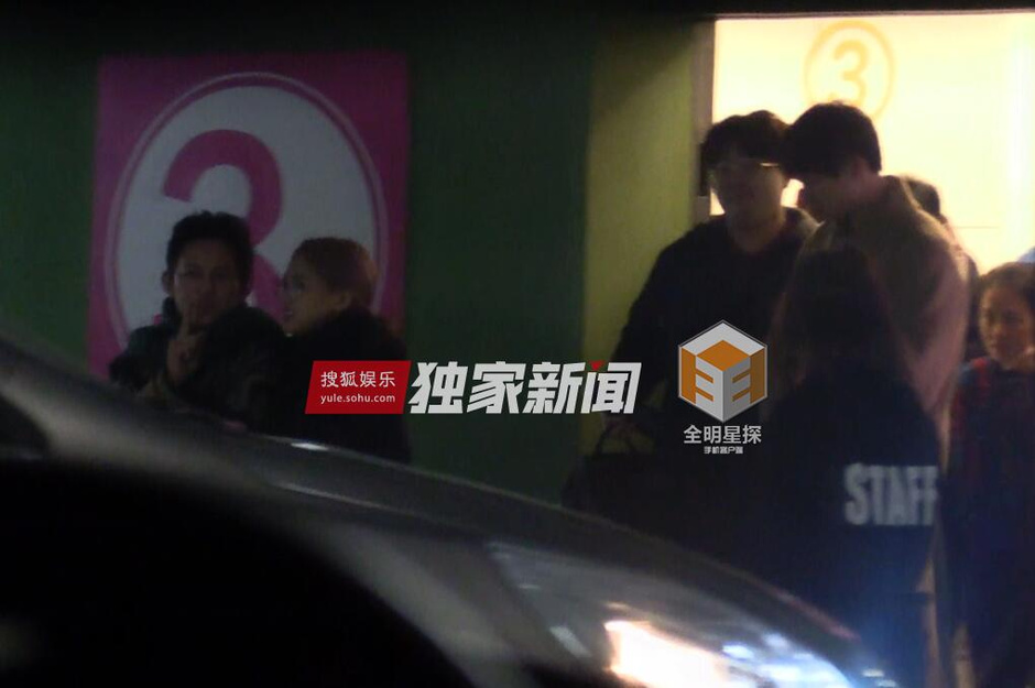 独家:剧本门不扰生活 王鸥外出会友至凌晨88