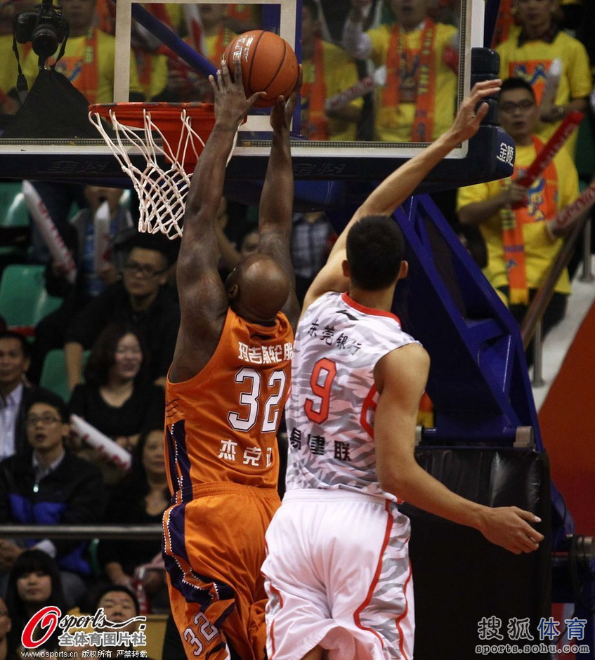 高清:广东男篮主场战上海 易建联飞身隔扣对手