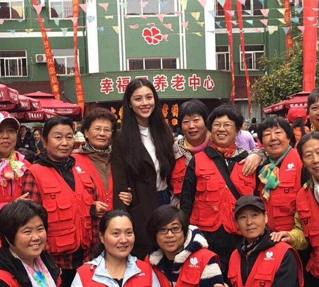 葛天重阳节探访养老院 收获长寿老人祝福8074