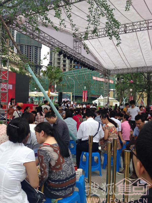 成都北二环某楼盘降价开盘 400套房源一抢而空