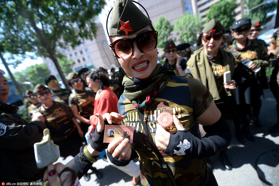 大妈着迷彩服黑丝袜 济南街头大跳广场舞-新闻