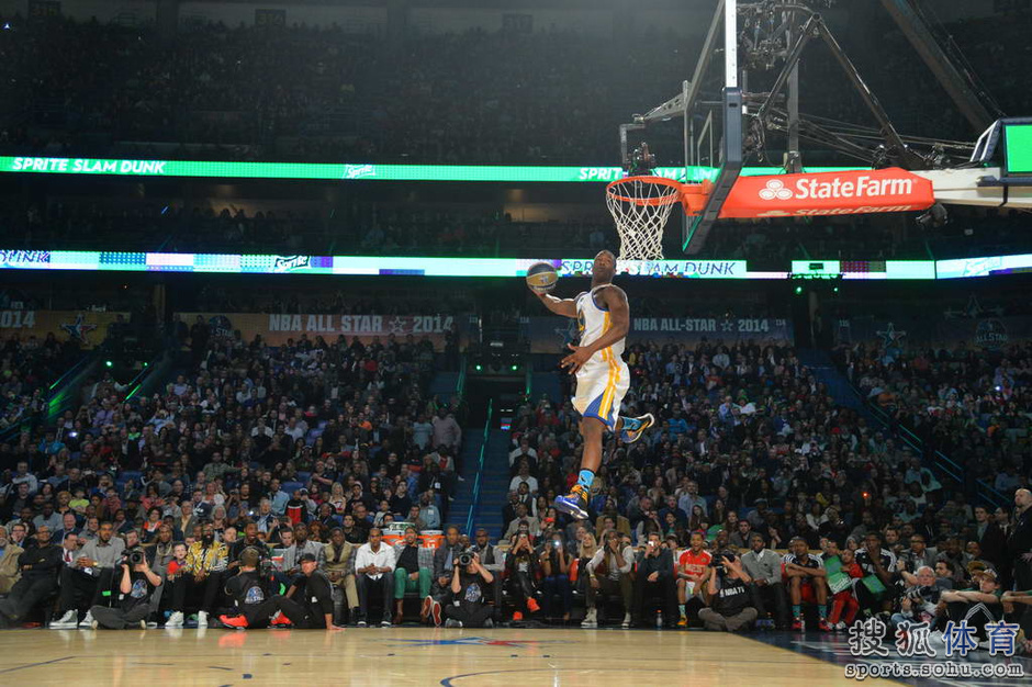 【转载】 高清图:14年nba全明星扣篮赛 沃尔超级背扣夺冠