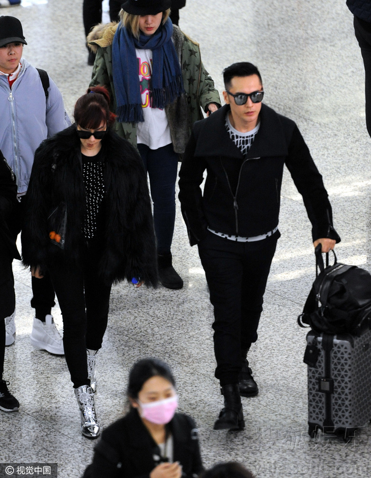 钟丽缇全黑look帅呆了 与张伦硕十指紧扣狂虐狗