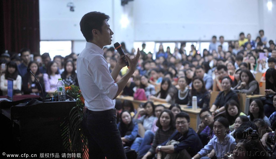 撒贝宁现身学院激情演讲 与同学一起玩自拍65