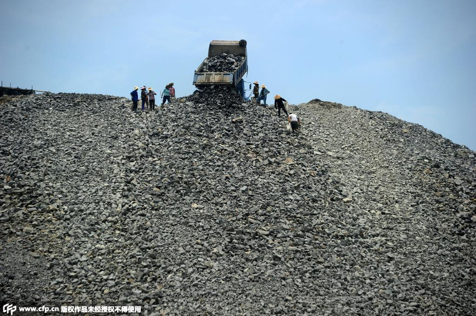 矿山淘宝族捡废矿石10余年 月入千元788775