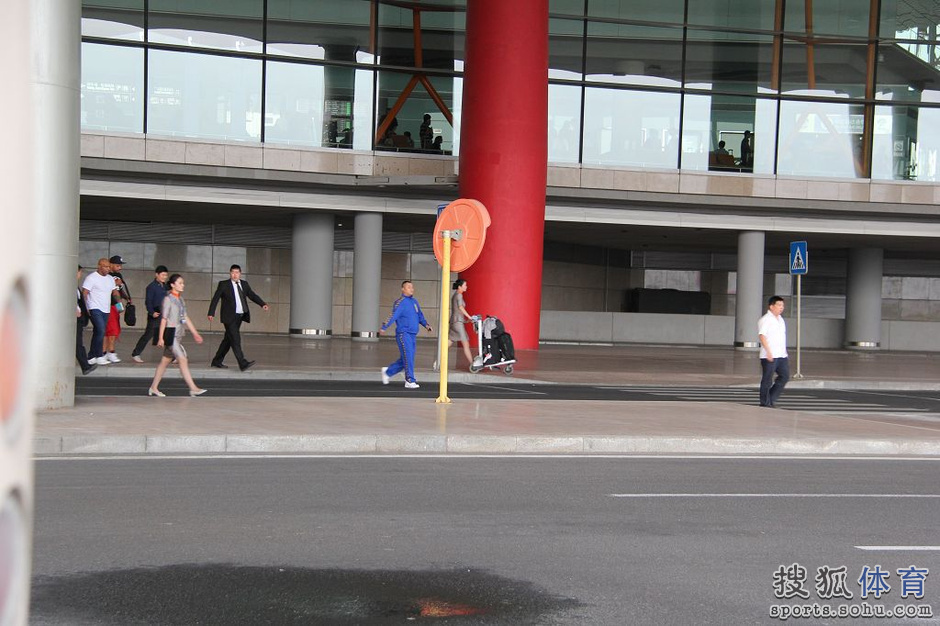 高清:世界拳王泰森来华 保镖前呼后拥面无表情