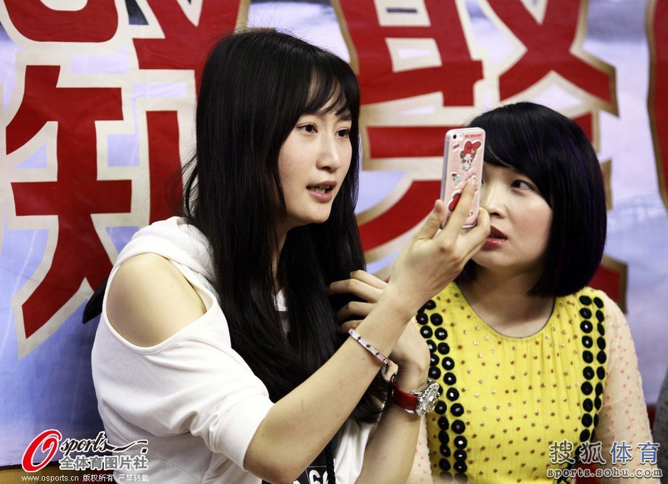 高清:广东队家属团阿联父亲严肃 周鹏爱妻惹眼