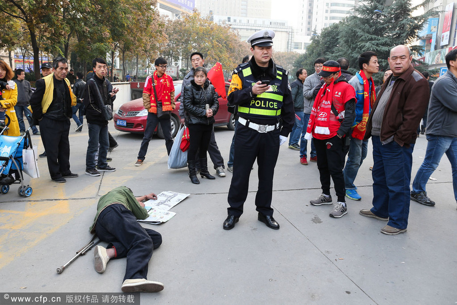 人手球场捧国足晕倒报道衣衫褴褛躺残疾外(图衡阳龙舟图片