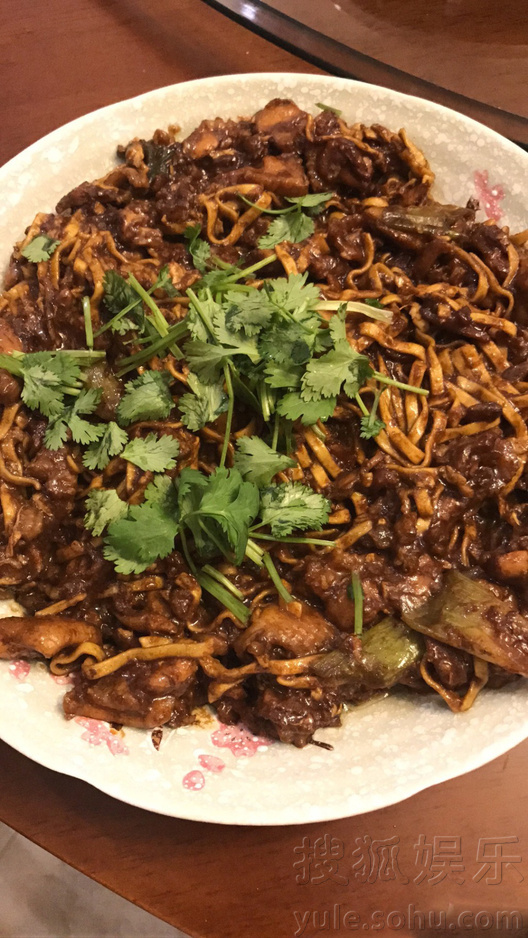 女儿是贴心小棉袄!关晓彤下厨为爸爸做爱心面(图)