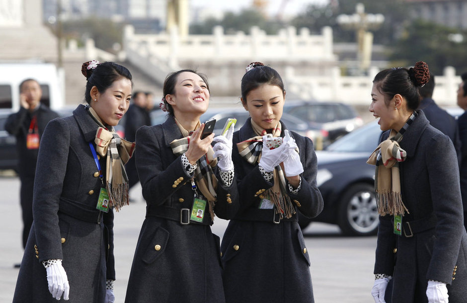 11月7日,北京天安门广场和人民大会堂前,参加党代会服务的美女礼仪