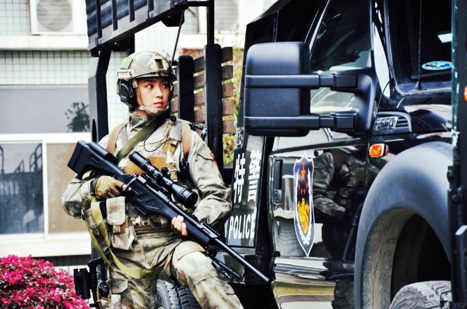 剧中的女主角们——中国特种部队女特种兵全副武装亮相