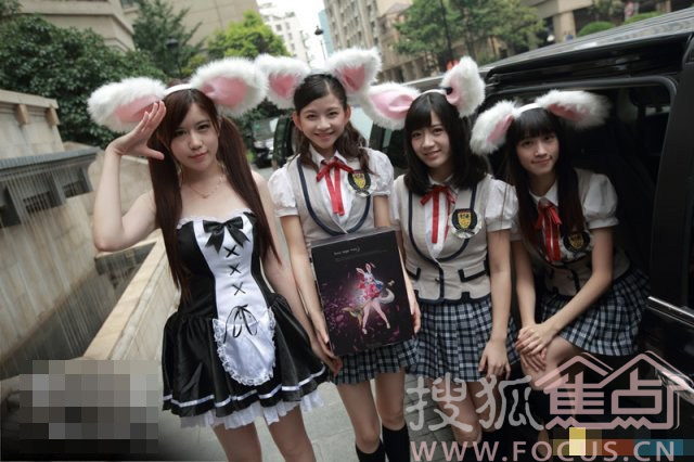 首富儿子王思聪邀兔女郎家中欢聚 上海豪宅曝