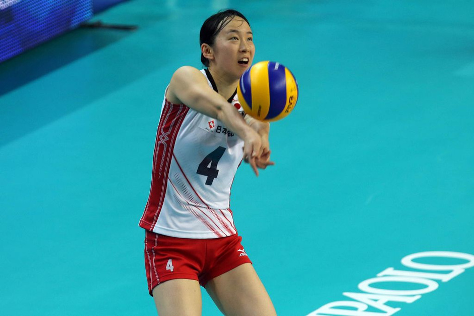 高清图:意大利女排庆祝进6强 日本队跪地狼狈