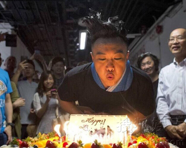 陈奕迅庆41岁生日 面对蛋糕双手合十虔诚许愿