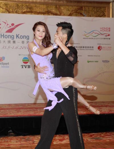 港姐冠军张名雅与男伴贴身热舞秀美腿663465