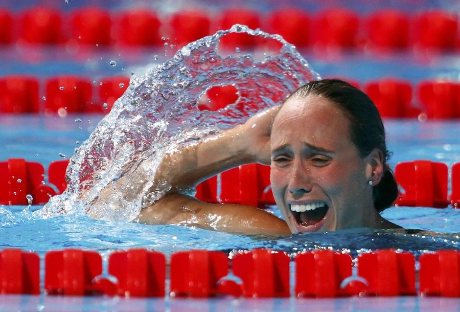 高清:彼德森刷新世界纪录激动万分 泳池中落泪