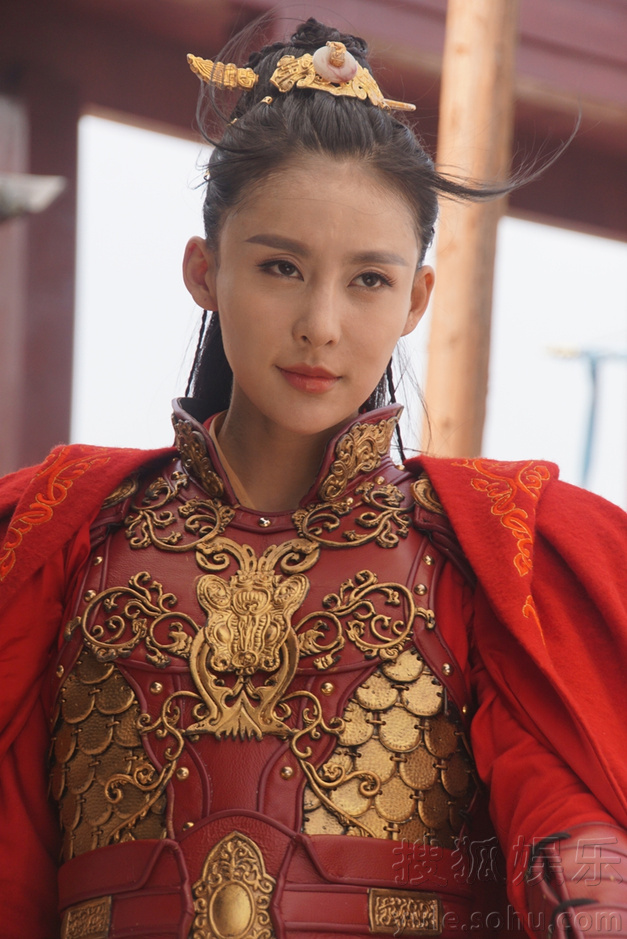 4月2日,《武神赵子龙》举行媒体探班,贾青一身红装的将军造型现身