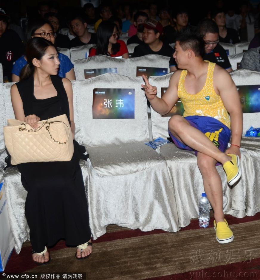 陈一冰与粉丝亲切合影碰见闫凤娇忙避嫌-娱乐频道图片库-大视野-搜狐!!!