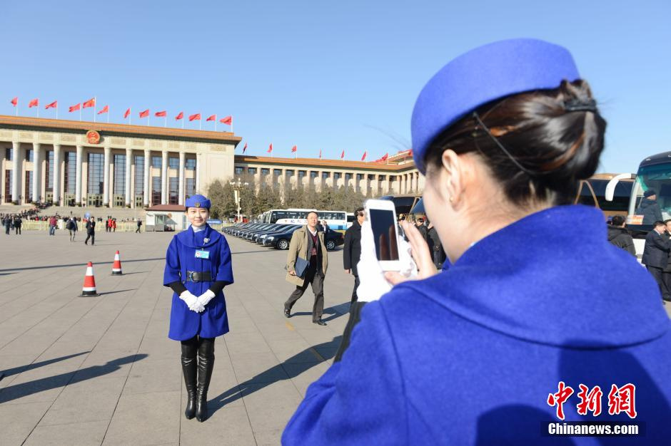 分享到责编:左一                两会花絮(3) 3月4日上午,礼仪小姐在