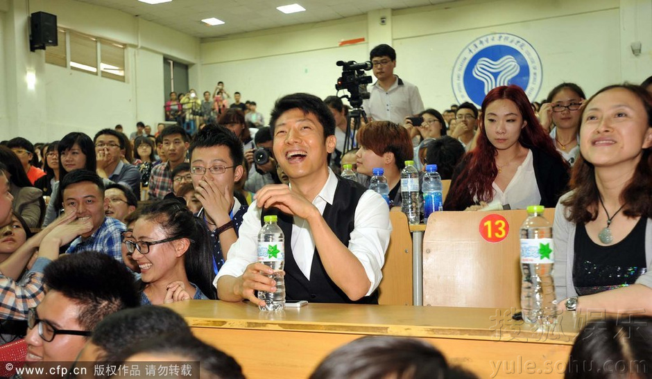 撒贝宁现身学院激情演讲 与同学一起玩自拍65