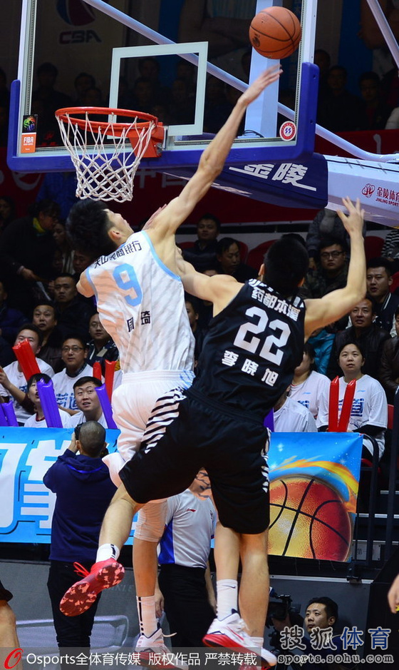 高清图:新疆男篮主场战辽宁 周琦送郭艾伦大帽