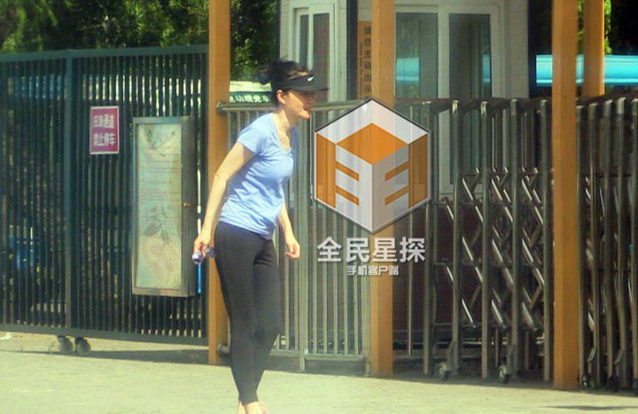 王菲同友人公园散步 身材纤细气色好