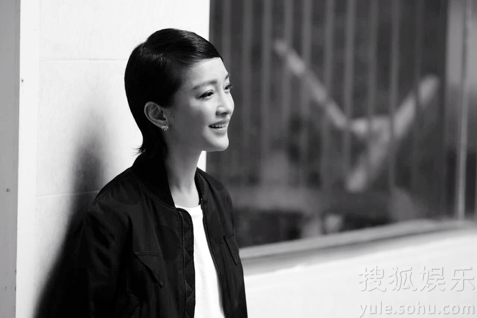 萌态十足惹人爱！周迅和小熊猫们亲密玩耍(组图)