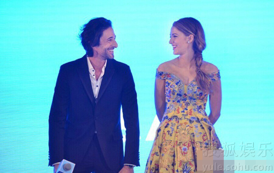 S女王穿龙袍礼服亮相 端庄大气时尚潮范儿足-